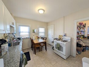 300 Boston Ave, Unit 2 in Medford, MA - Foto de edificio - Building Photo