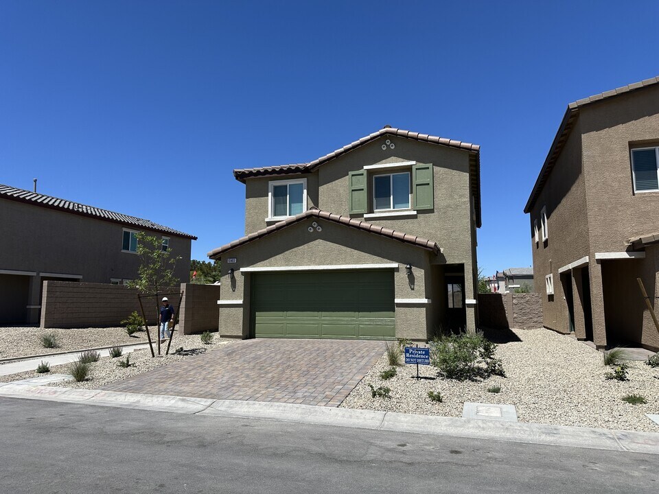 10403 Luna Mezzo St in Enterprise, NV - Building Photo