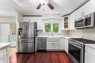 32 Chatfield Dr in Trumbull, CT - Foto de edificio - Building Photo
