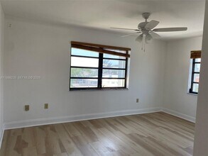 7626 Byron Ave, Unit 6 in Miami Beach, FL - Foto de edificio - Building Photo