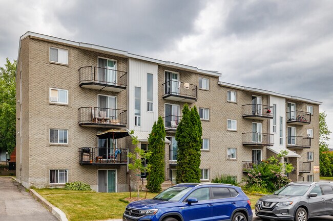 935 Saint-Charles Av in Laval, QC - Building Photo - Building Photo