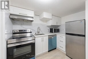 256 The Kingsway in Toronto, ON - Building Photo