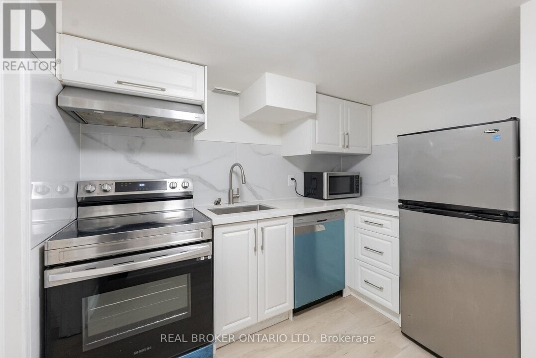 256 The Kingsway in Toronto, ON - Building Photo