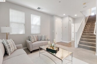 271 Washington Dr in Brentwood, CA - Building Photo - Building Photo