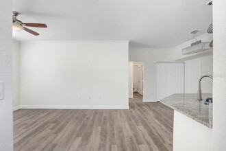 9142 Lake Chase Island Way in Tampa, FL - Building Photo - Building Photo