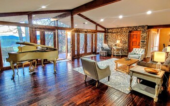 519 Chestnut Gap Rd in Hendersonville, NC - Foto de edificio - Building Photo