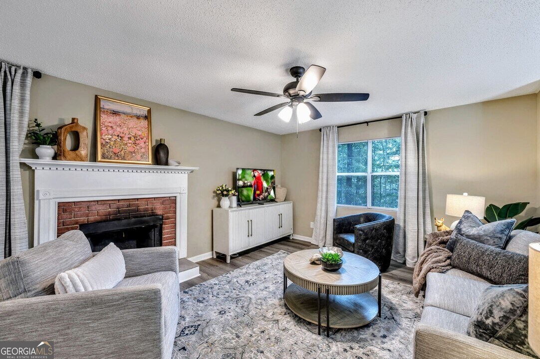 221 Remington Ln in Acworth, GA - Building Photo