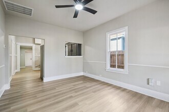 2332 E Houston St in San Antonio, TX - Foto de edificio - Building Photo