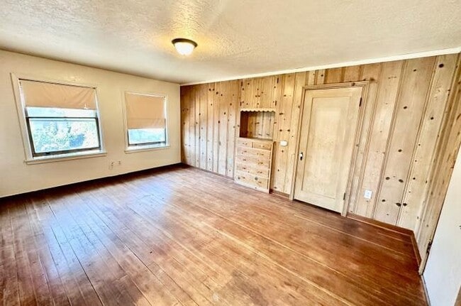 property at 387 N Glenn Ave