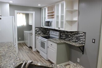 8110 Cardena Ln in Sarasota, FL - Foto de edificio - Building Photo