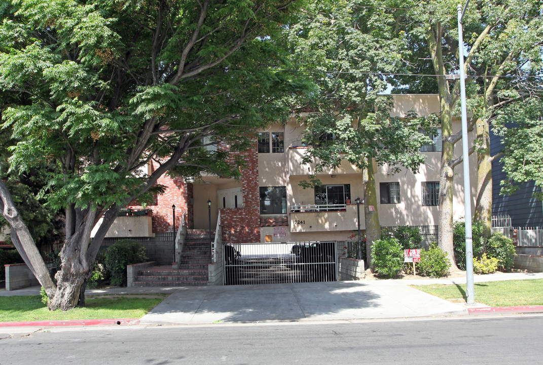 7241 Vassar Ave in Canoga Park, CA - Foto de edificio