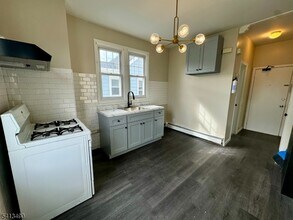 318 Ampere Pkwy in Bloomfield, NJ - Building Photo - Building Photo