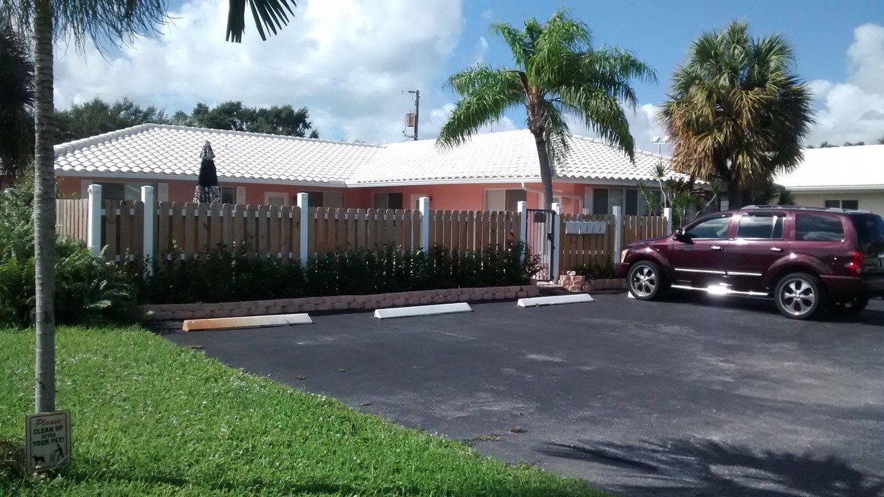 1910 NE 28th St in Lighthouse Point, FL - Building Photo