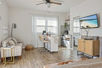 105 NE 3rd St in Satellite Beach, FL - Foto de edificio - Building Photo