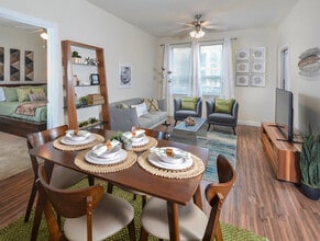 Lucero in San Antonio, TX - Foto de edificio - Building Photo