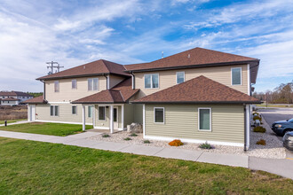 JRR Apartments in Egg Harbor, WI - Foto de edificio - Building Photo