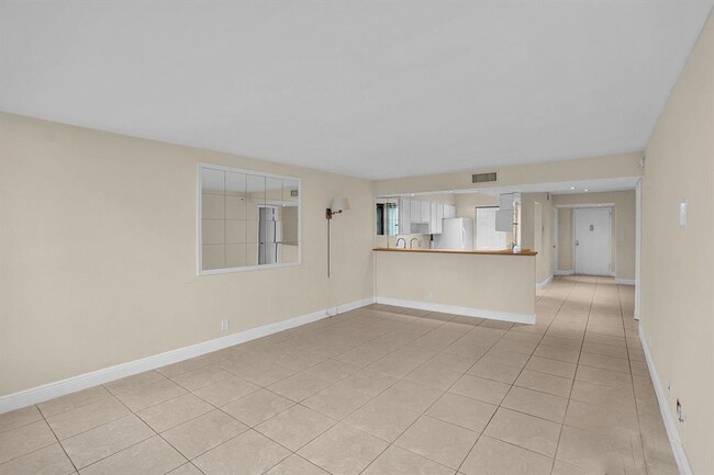 16300 Golf Club Rd, Unit 109 in Weston, FL - Building Photo - Building Photo