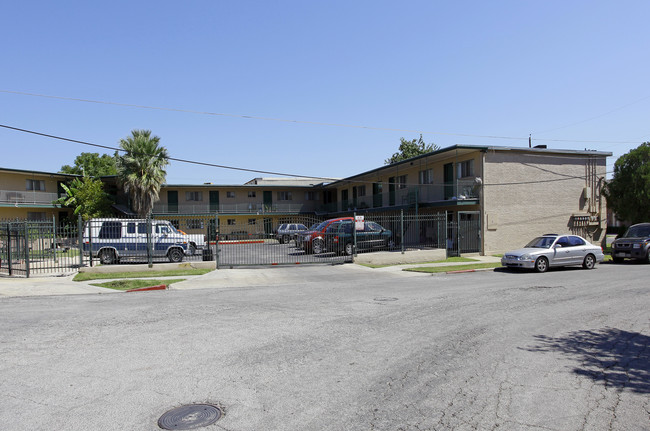 Green Court Apartments in San Antonio, TX - Foto de edificio - Building Photo