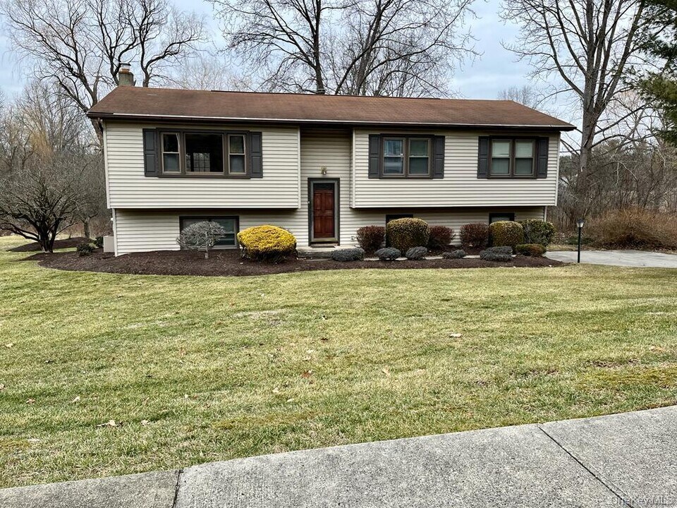 159 Barnes Rd in Washingtonville, NY - Building Photo