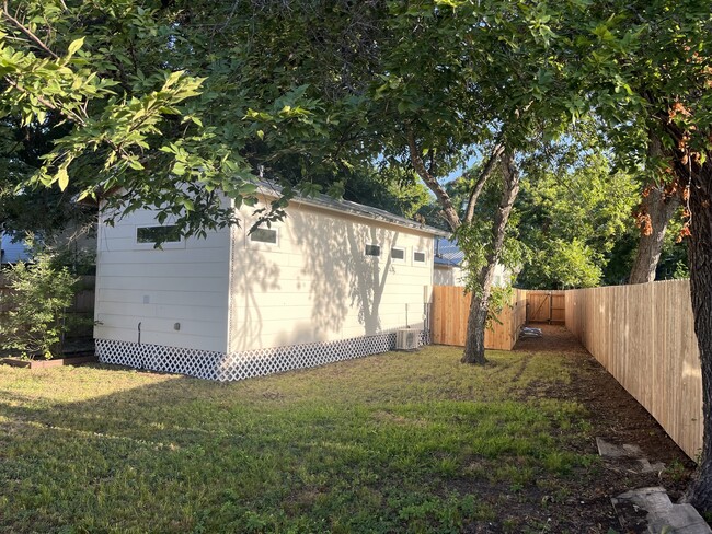 916 Chote Ave in Austin, TX - Building Photo - Building Photo