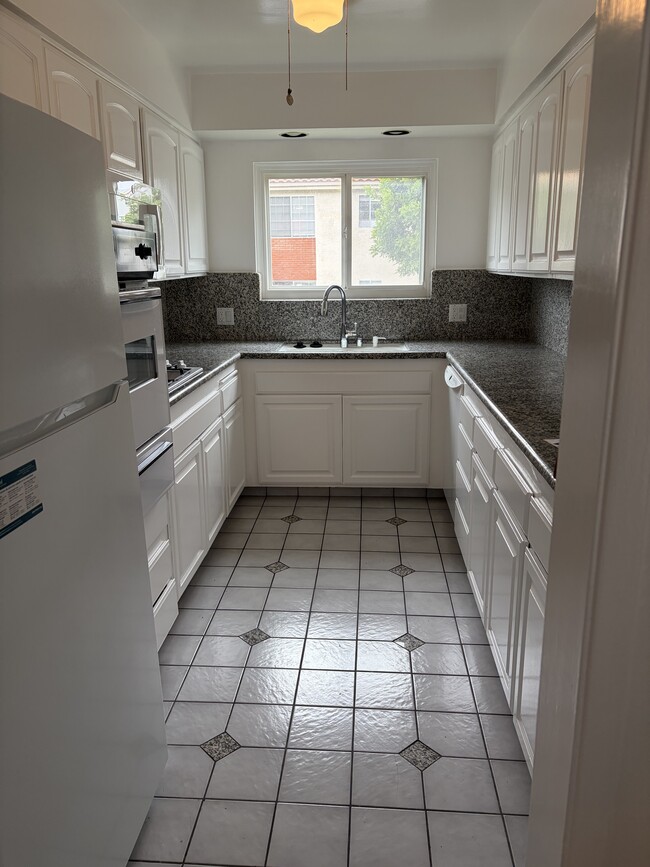 2346 Kerwood Ave, Unit #1 in Los Angeles, CA - Building Photo - Building Photo