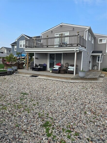 18 Julian Pl in Island Park, NY - Building Photo - Building Photo