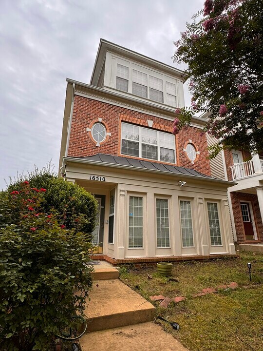 16510 Bobster Ct in Woodbridge, VA - Building Photo