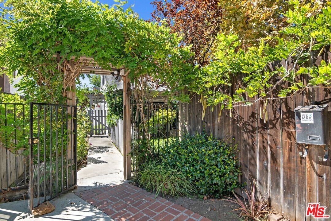 492 E Calaveras St in Altadena, CA - Building Photo