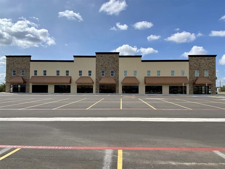 8218 Casa Verde Rd in Laredo, TX - Building Photo