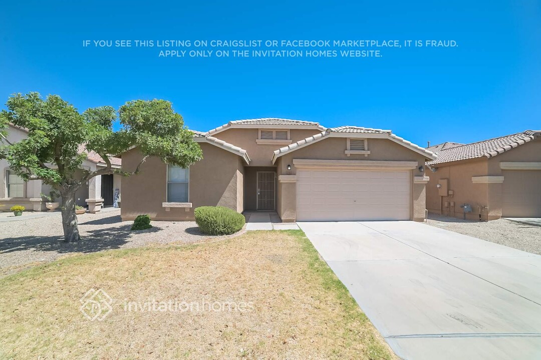 2002 E Paso Fino Dr in San Tan Valley, AZ - Foto de edificio