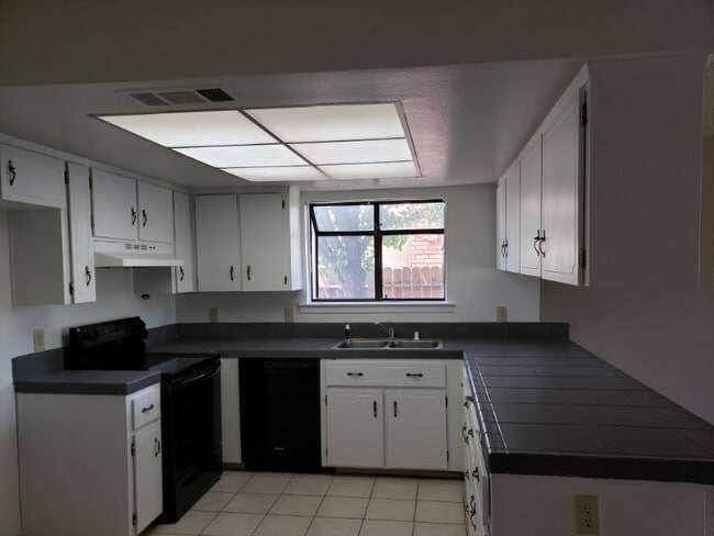 1477 Hampton Way in Clovis, CA - Building Photo - Building Photo