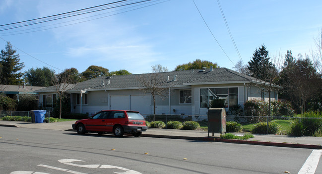 702 McConnell Ave in Santa Rosa, CA - Foto de edificio - Building Photo