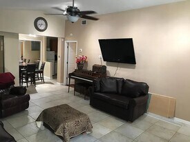 7107 N 53rd St, Unit B in Tampa, FL - Building Photo