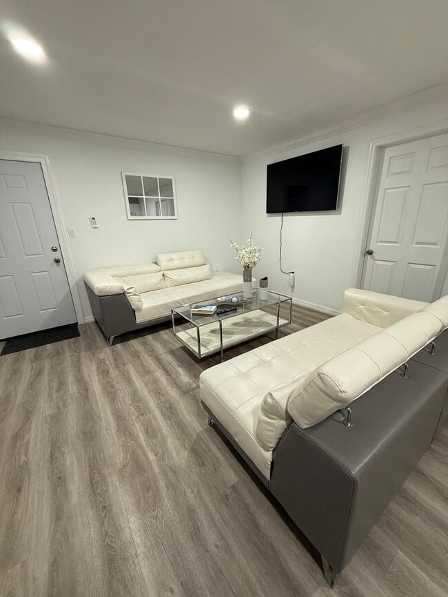 2405 Roslyn Ln, Unit #1