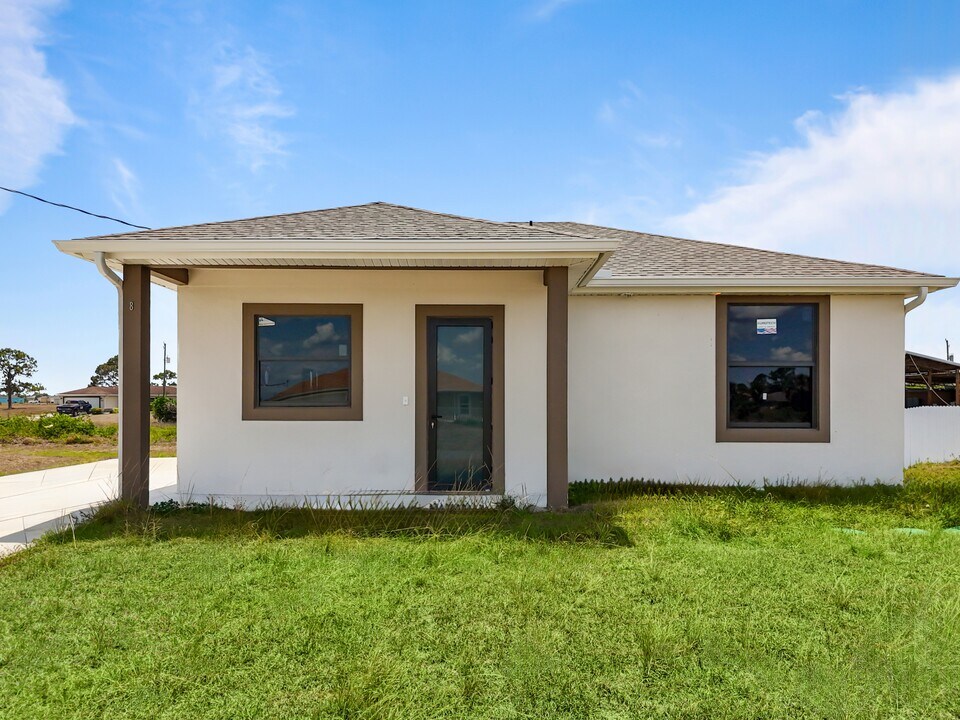 8014 Mangrove Cir in La Belle, FL - Building Photo