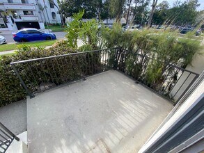 3746 S Canfield Ave, Unit 1 in Los Angeles, CA - Foto de edificio - Building Photo