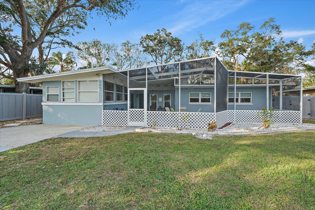 2857 Novus St in Sarasota, FL - Building Photo