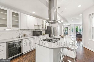 25 Todd Pl NE