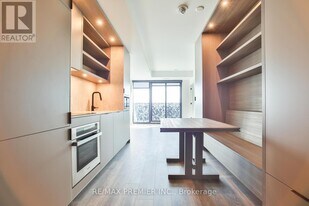 55 Charles St E in Toronto, ON - Building Photo