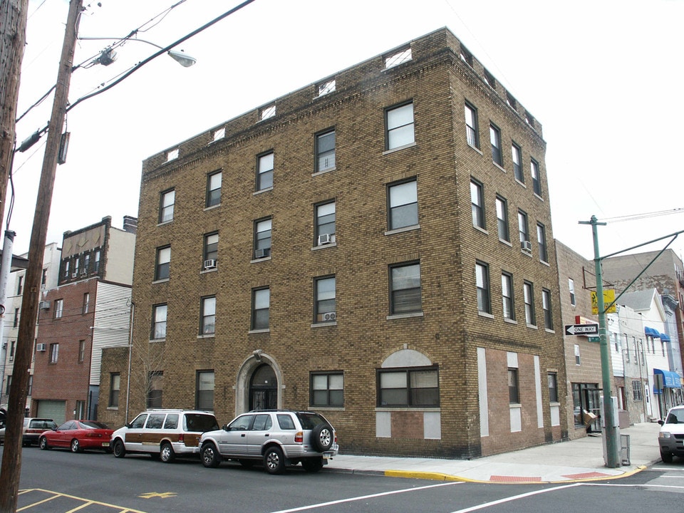 718 New York Ave in Union City, NJ - Building Photo