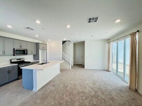 27019 Evening Sky Plz in Valencia, CA - Foto de edificio - Building Photo