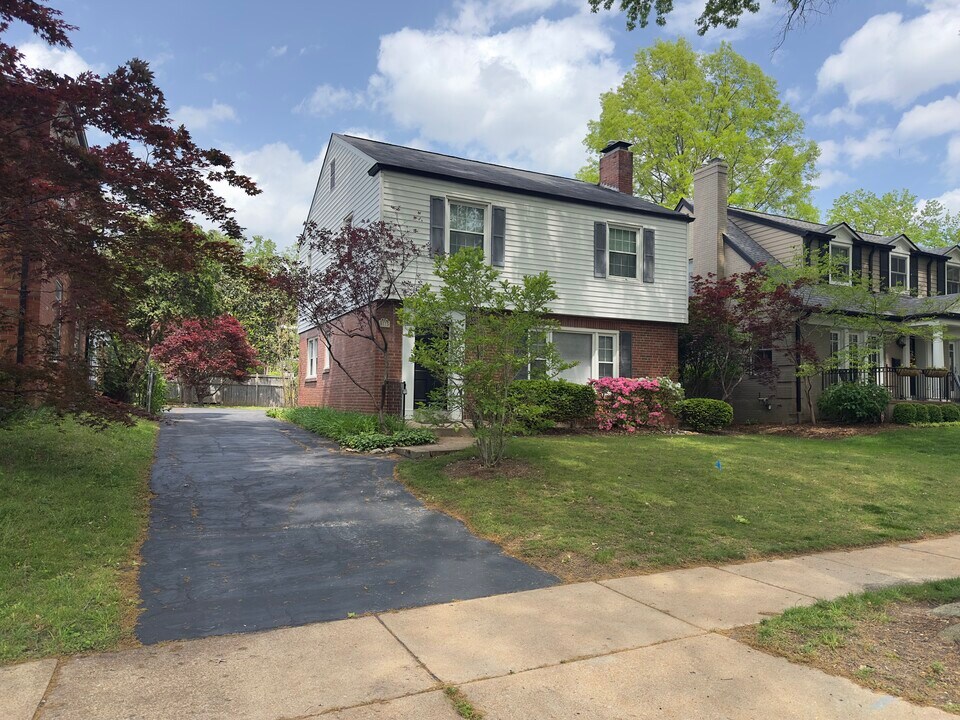 8115 Westmoreland Ave in Clayton, MO - Building Photo
