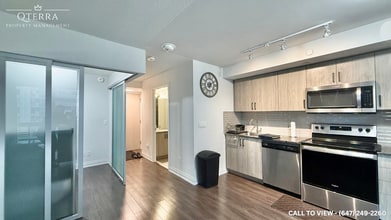 20 Meadowglen Pl in Toronto, ON - Building Photo - Building Photo