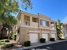 251 S Green Valley Pkwy in Henderson, NV - Building Photo