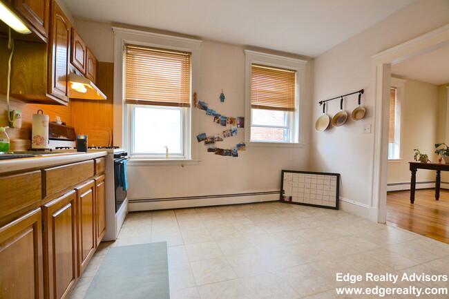 24 Wallingford Rd, Unit 5 in Boston, MA - Building Photo - Building Photo