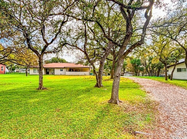 105 Bluebird Cir in Marble Falls, TX - Building Photo - Building Photo