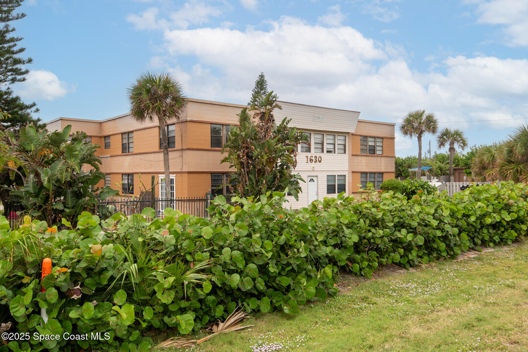 1630 S Atlantic Ave in Cocoa Beach, FL - Foto de edificio