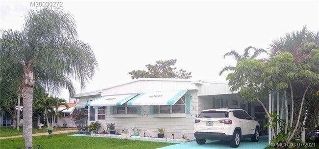 17 Madrid Ln in Port St. Lucie, FL - Foto de edificio - Building Photo