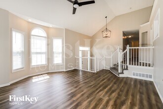 2300 SW Stone Bridge Ct in Lee's Summit, MO - Foto de edificio - Building Photo