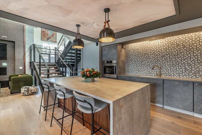 17 Exeter St, Unit 811B